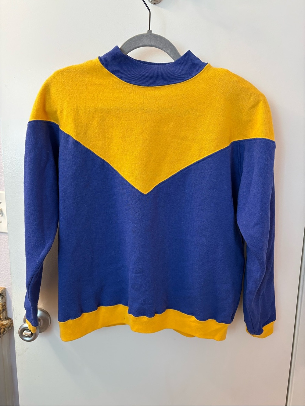 Vintage women’s Pullover Sweater with shoulder pads •PTP 24/L 24•